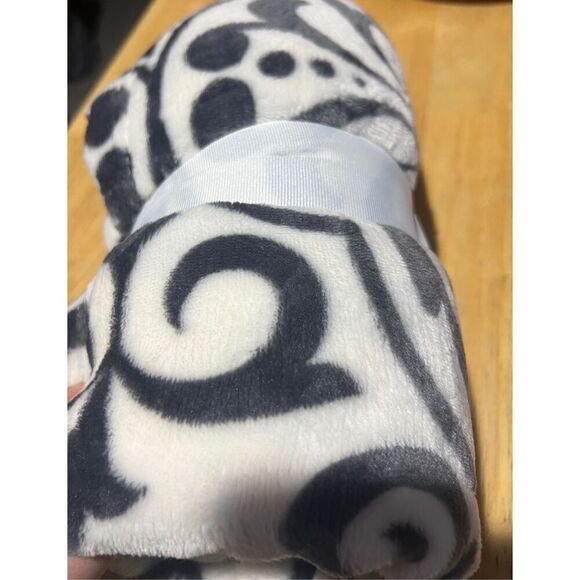 Wayland Square Swirl Pattern Plush & Luxurious Comfort Throw Blanket 50”x60” NEW - Picture 7 of 7